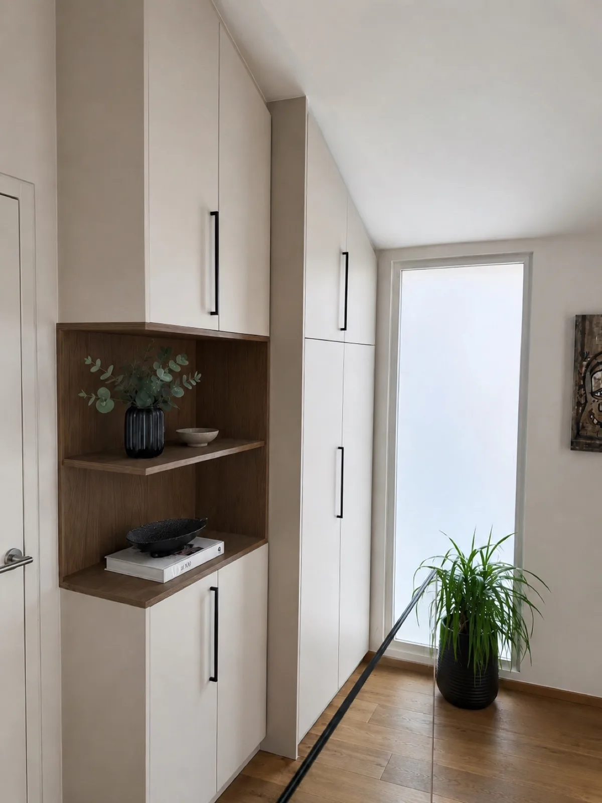 Einbauschrank unter einer Dachschräge mit offenen Holzfächern