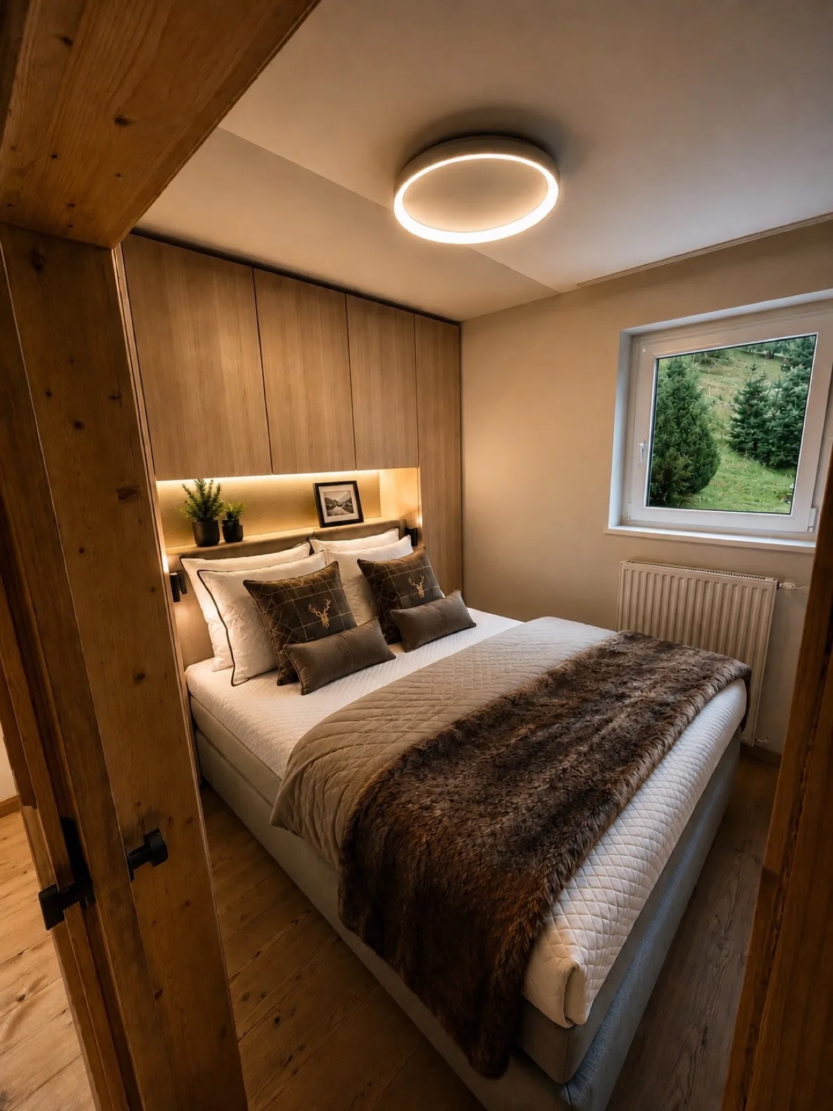 Schlafzimmer mit deckenhohem Einbau und beleuchtetem Betthaupt